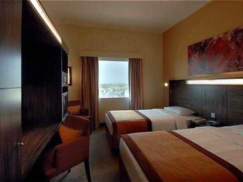 Holiday Inn Express Dubai Safa Park By Ihg Exterior photo