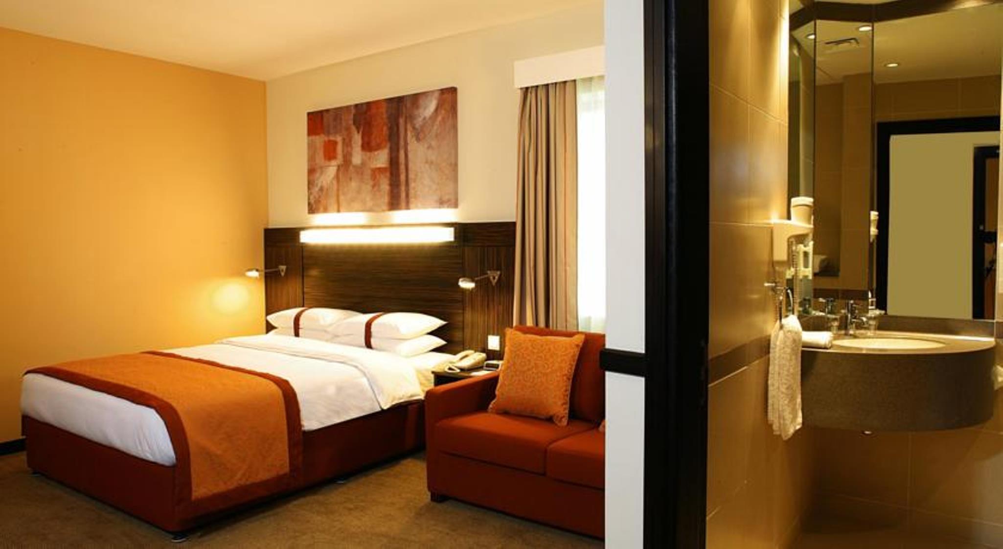 Holiday Inn Express Dubai Safa Park By Ihg Exterior photo