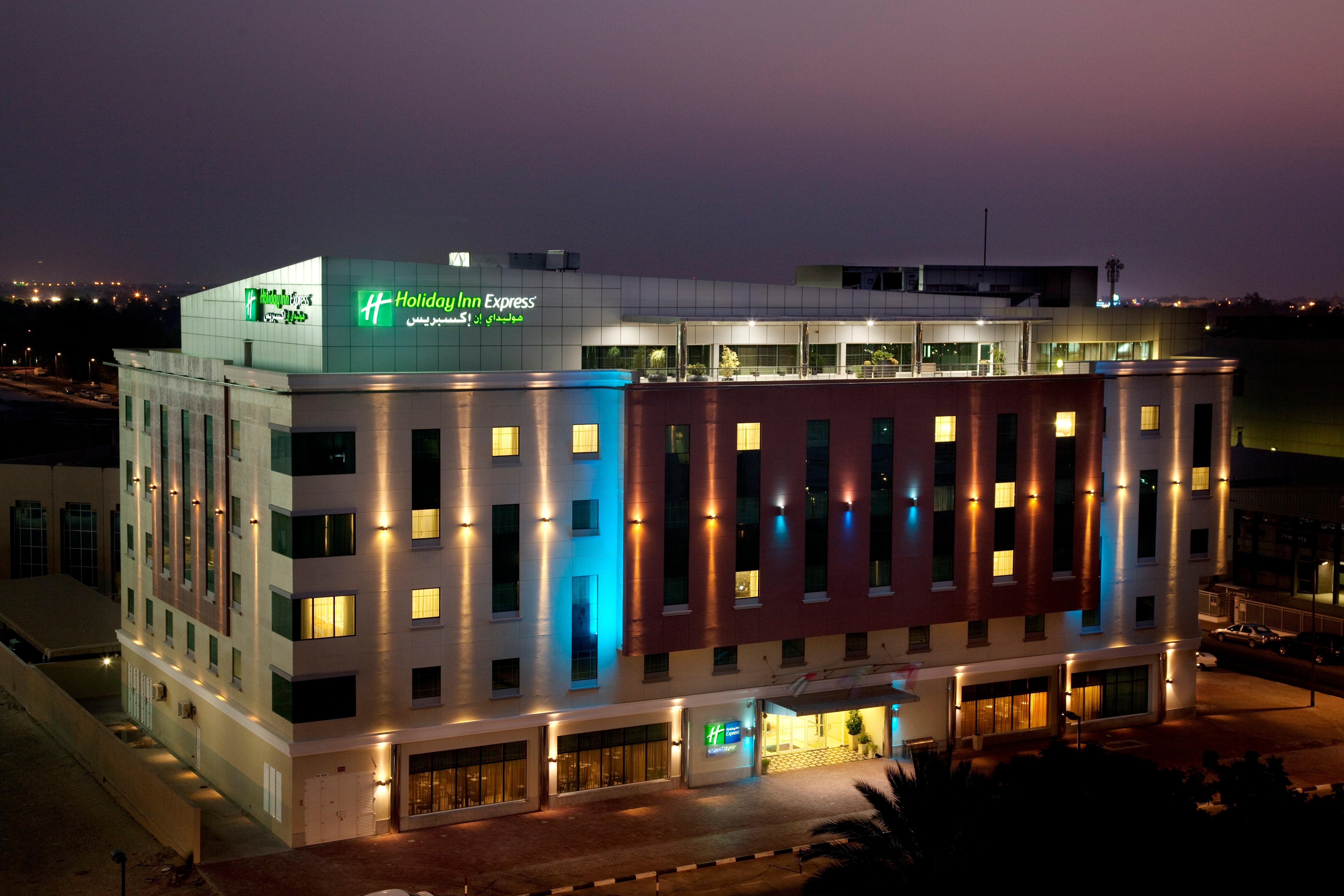 Holiday Inn Express Dubai Safa Park By Ihg Exterior photo