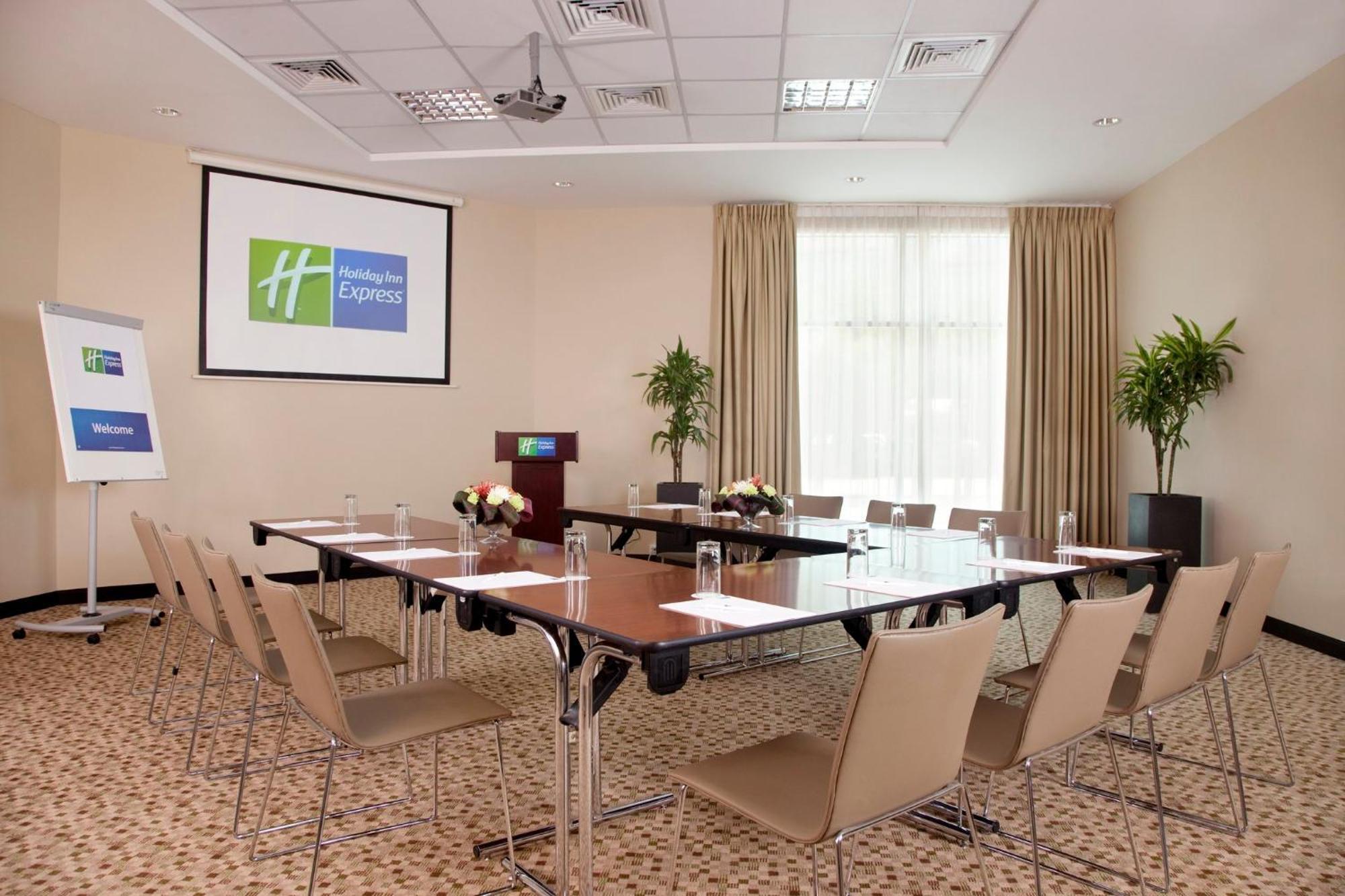 Holiday Inn Express Dubai Safa Park By Ihg Exterior photo