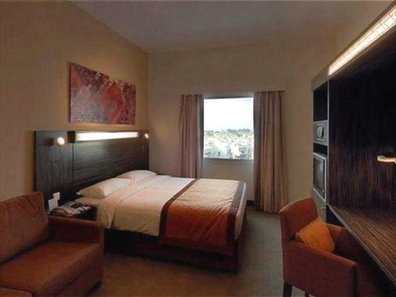 Holiday Inn Express Dubai Safa Park By Ihg Exterior photo
